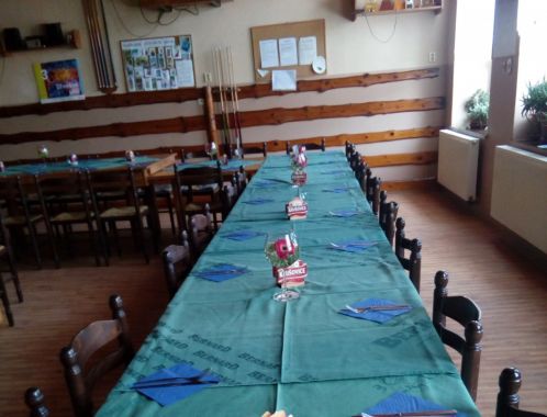 Příprava hospody na pohřeb